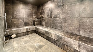 A modern bathroom with a bench, a shower, and a large mirror. - Brandnerhus Nr 25 - Balkon 4-zimmer Ferienwohnung (Brand)