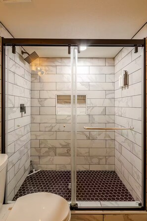 Shower, jetted tub, hair dryer, towels