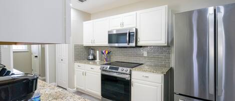 Geladeira, micro-ondas, fogão, cooktop