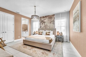 6 habitaciones, escritorio y tabla de planchar con plancha