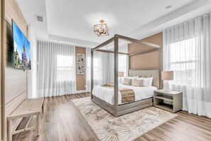 6 soverom, skrivebord, strykejern/-brett og reiseseng for barn