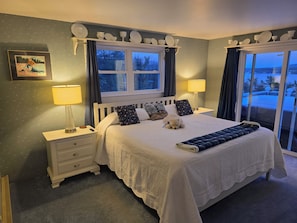 2 slaapkamers, een bureau, een strijkplank/strijkijzer, reisbedje