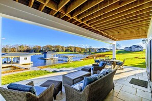 Outdoor dining - NEW 7BR Lakefront Lake Anna, Boat Dock, Deck Views (Mineral)