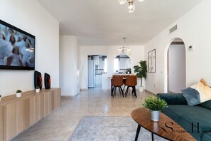 TV - Coastal 2BR Apartment, Parking, Pool REF057 (Benalmádena)