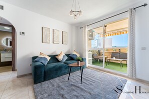 TV - Coastal 2BR Apartment, Parking, Pool REF057 (Benalmádena)