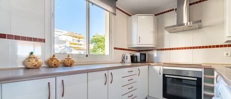 冷蔵庫、電子レンジ、オーブン、食器洗い機