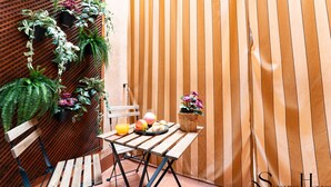 A wooden bench and table with potted plants and fruits. - 50 Meters from the Beach, 1 Bedroom with Parking REF013 (Torremolinos)