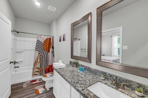 Hair dryer, towels, soap, shampoo - Modern Farmhouse Lake Conroe (Montgomery)