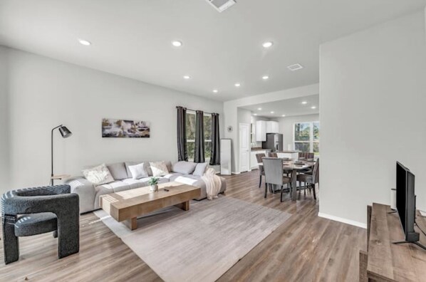 Smart TV - Spacious 4 Bd Home w KING Bed (Montgomery)