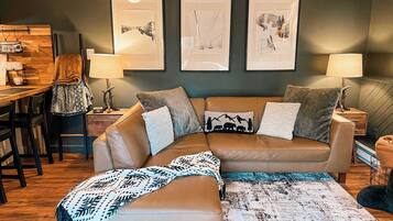 Een televisie, een open haard en boeken