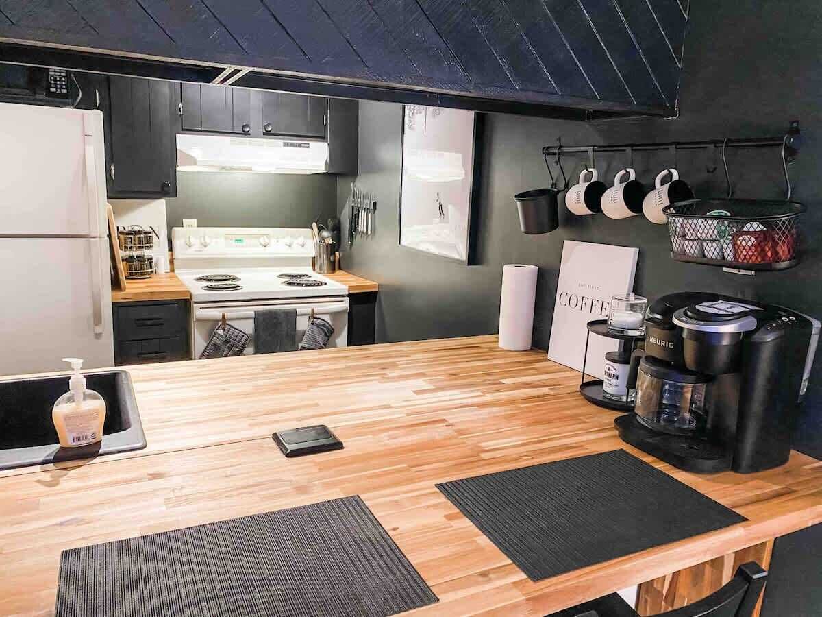 冷蔵庫、電子レンジ、オーブン、コンロ