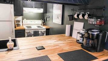 Een koelkast, een magnetron, een oven, een kookplaat