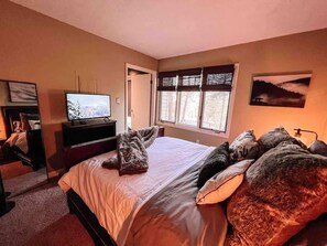 1 bedroom, iron/ironing board, travel cot, WiFi - Cozy Lux Condo at Wintergreen Resort (Roseland)