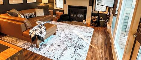 Televisio, takka, kirjoja