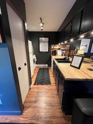 Køleskab, mikrobølgeovn, ovn, kogeplade