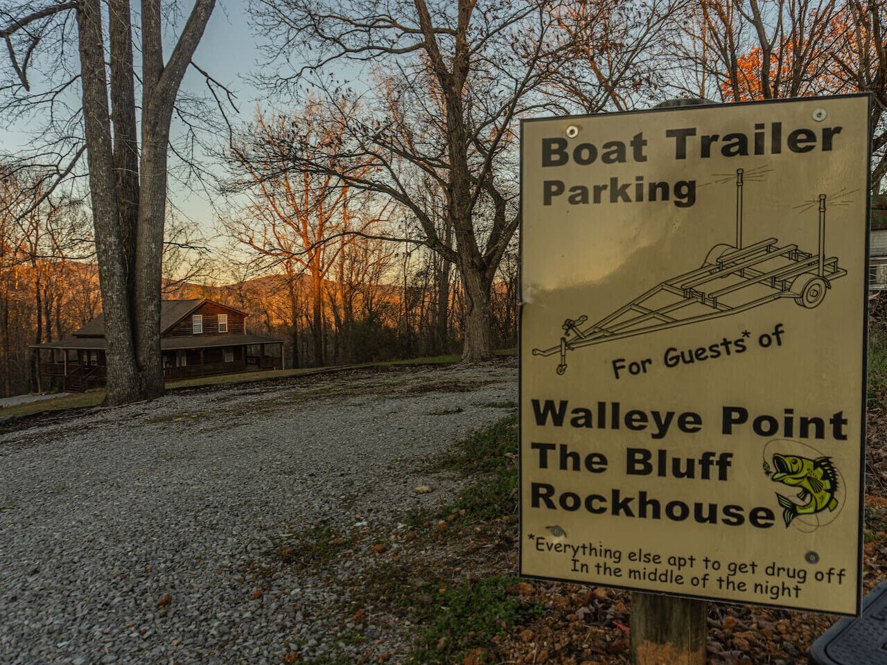 A sign for boat trailer parking at Walleye Point The Bluff Rockhouse.