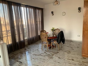 公寓, 2 间卧室, 吸烟房, 阳台 | 用餐