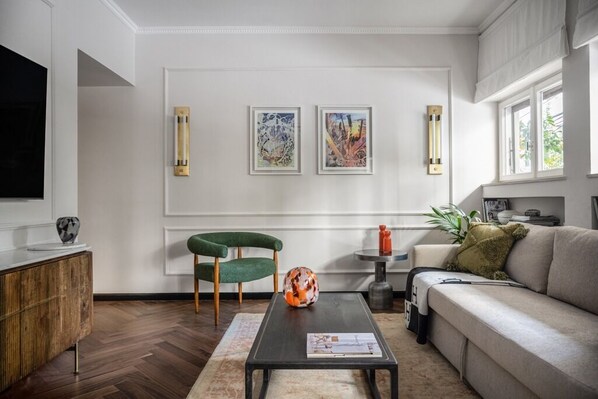 Smart TV, books, stereo