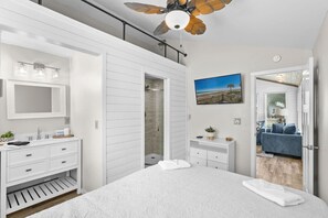 Tabla de planchar con plancha, wifi y ropa de cama 