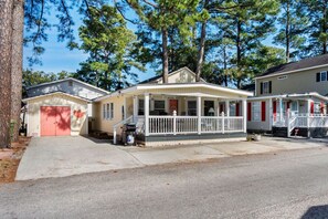 Exterior - Ocean Lakes Cottage, Covered Patio, Grill and Beach! (Myrtle Beach)