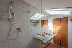 Douche, sèche-cheveux, bidet, serviettes fournies