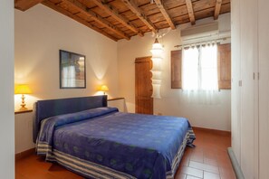 2 Schlafzimmer, Schreibtisch, Bügeleisen/Bügelbrett, WLAN