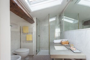 Dusche, Haartrockner, Bidet, Handtücher