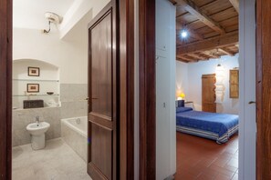 Douche, sèche-cheveux, bidet, serviettes fournies