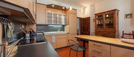 Frigorífico, microondas, horno y placa de cocina