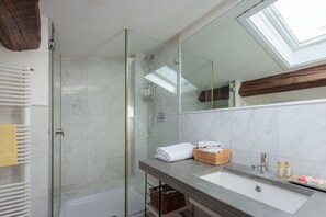 Douche, sèche-cheveux, bidet, serviettes fournies