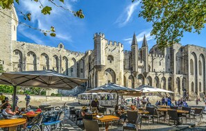 تناول الطعام بالخارج