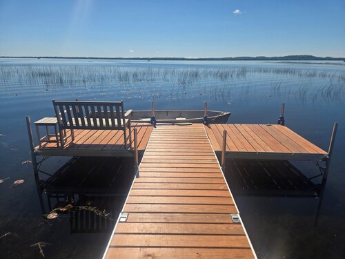 The Lily Pad: Newly Renovated, Lakefront Retreat on Shawano Lake, Sleeps 6
