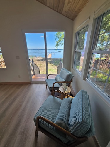 The Lily Pad: Newly Renovated, Lakefront Retreat on Shawano Lake, Sleeps 6