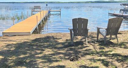 The Lily Pad: Newly Renovated, Lakefront Retreat on Shawano Lake, Sleeps 6