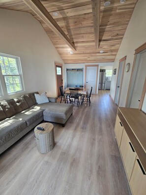 Smart-tv, een open haard en boeken