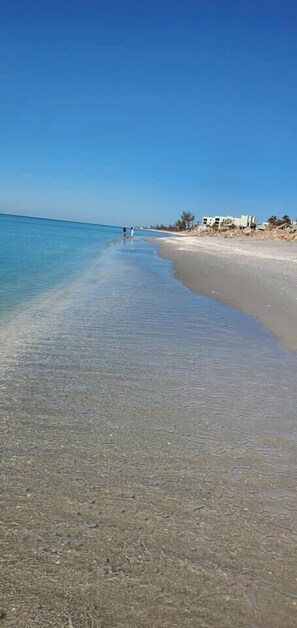 In Strandnähe, Liegestühle, Strandtücher
