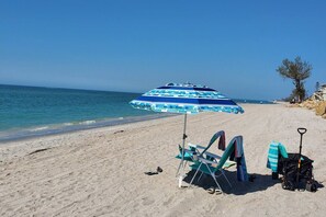 Beach nearby, sun-loungers, beach towels