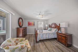 5 habitaciones, escritorio y tabla de planchar con plancha 