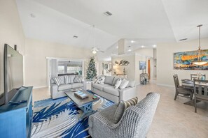 Smart-tv, een open haard, videospelletjes en een tafeltennistafel