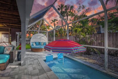 Multiple Families! 3 min walk to Beach, Jacuzzi, Heated Salt Wtr Pool, Game room