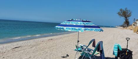 Nær stranden, solsenger og strandhåndklær
