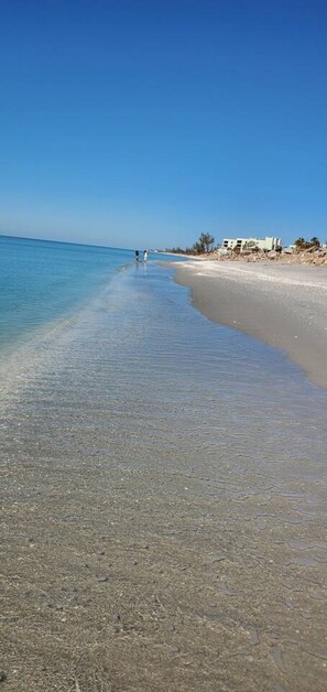 Vlak bij het strand, ligstoelen, strandlakens