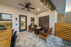 Outdoor dining - New l Private Heated Pool l Fire Pit l 3 Kings l 2 blocks to the beach l Arcades (Panama City)