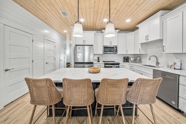 Fridge, microwave, oven, stovetop - New l Private Heated Pool l Fire Pit l 3 Kings l 2 blocks to the beach l Arcades (Panama City)