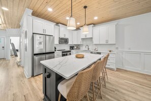 Fridge, microwave, oven, stovetop - New l Private Heated Pool l Fire Pit l 3 Kings l 2 blocks to the beach l Arcades (Panama City)