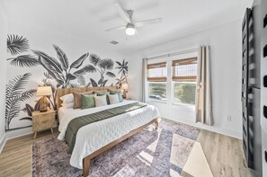 4 bedrooms, desk, iron/ironing board, travel cot - New l Private Heated Pool l Fire Pit l 3 Kings l 2 blocks to the beach l Arcades (Panama City)