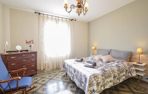 2 bedrooms, iron/ironing board, travel cot, free WiFi