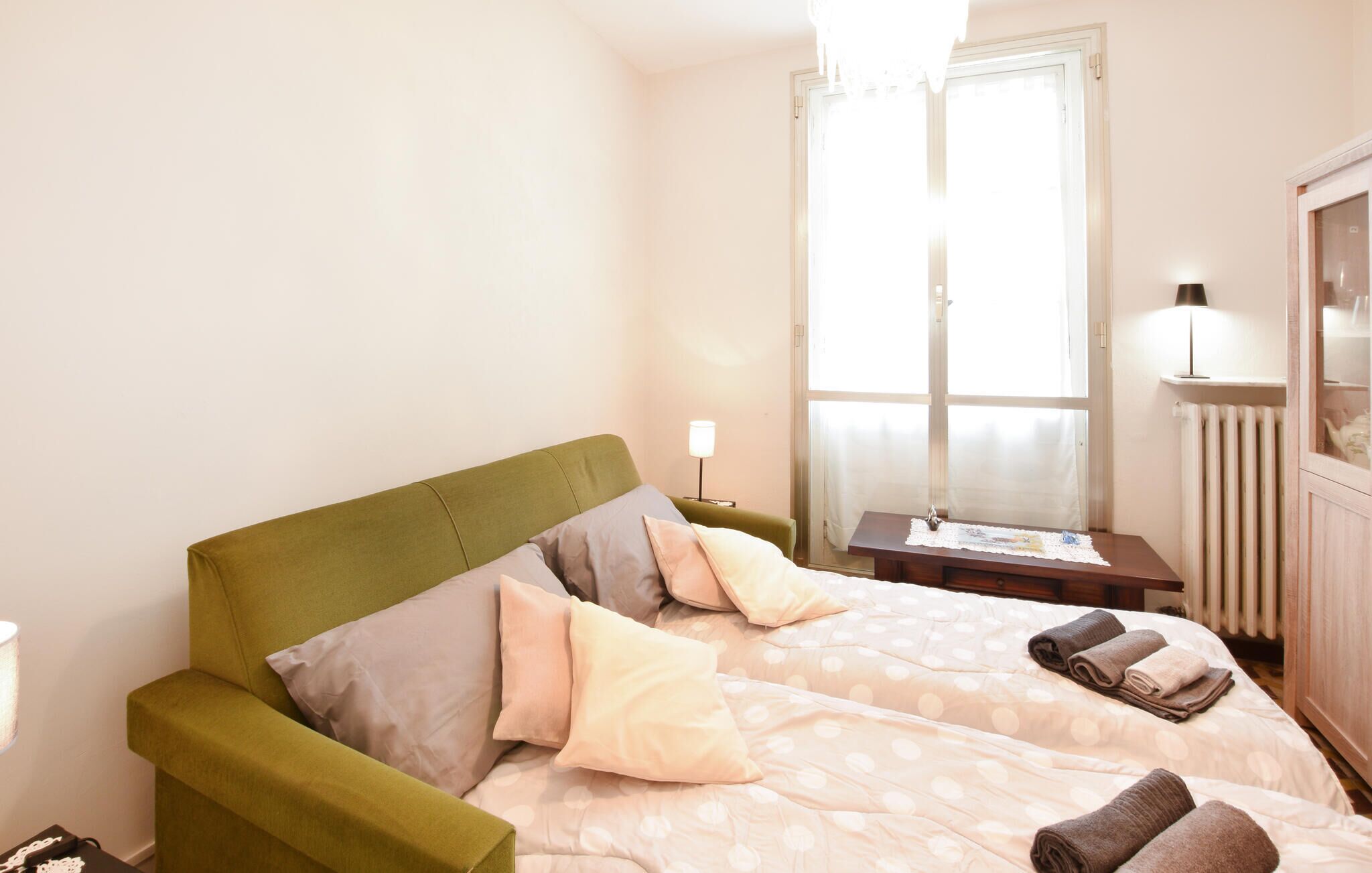 Iron/ironing board, travel cot, free WiFi