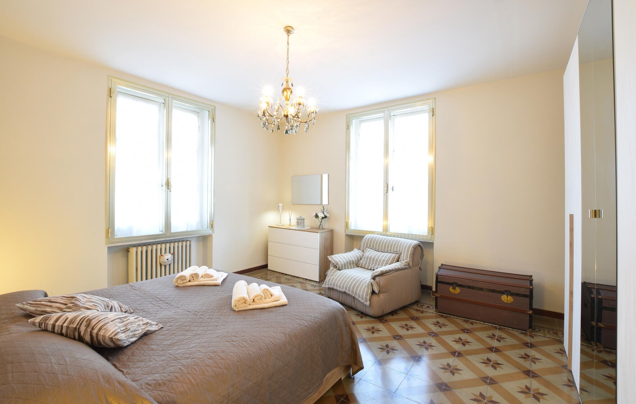 Iron/ironing board, travel cot, free WiFi