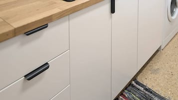 Frigorífico, microondas, horno y placa de cocina